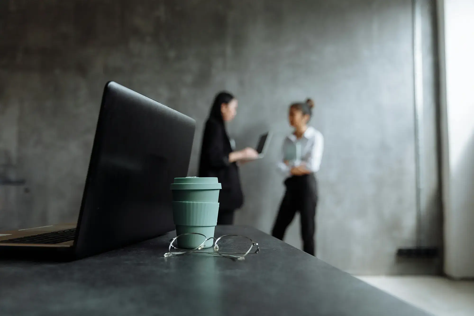 To kvinder diskuterer bookingsystem